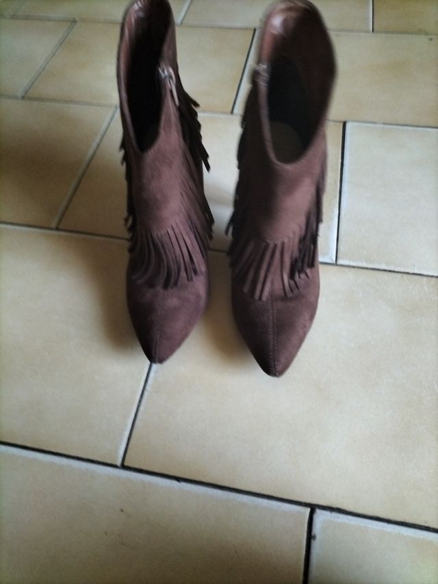 Botas de ante con flecos marrones