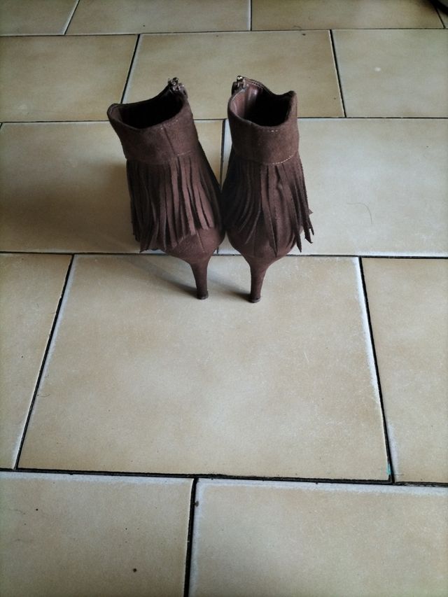 Botas de ante con flecos marrones