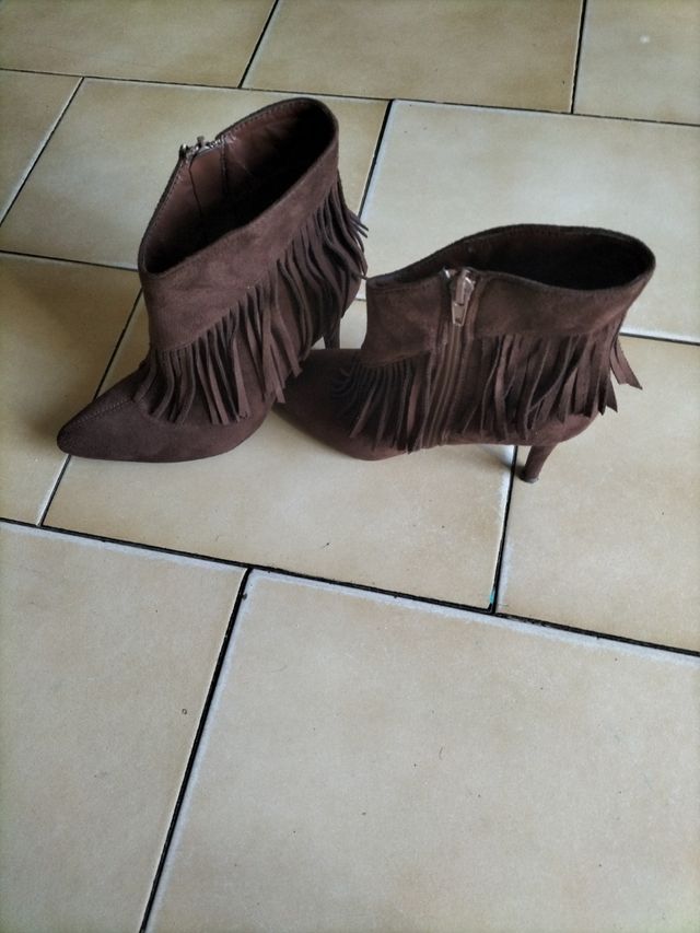 Botas de ante con flecos marrones