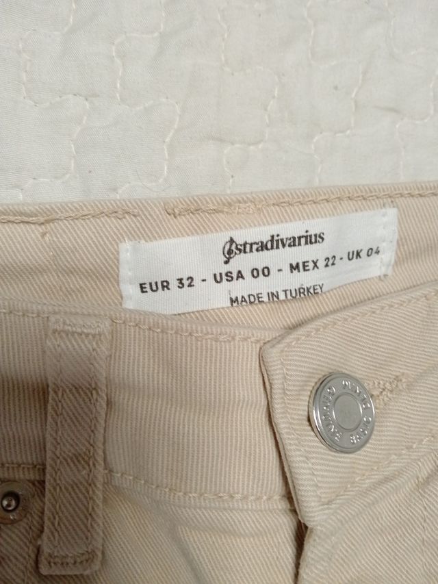 Vaqueros Stradivarius beige talla XS