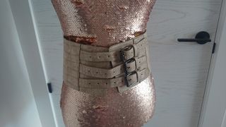 Cinturón ancho beige con hebillas