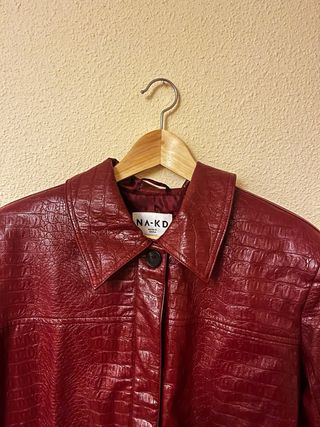 Chaqueta larga piel cocodrilo roja