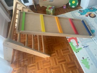 Triángulo trepador y tobogán de madera 