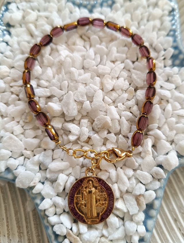 Pulsera San Benito Cristal  con Borde Dorado,