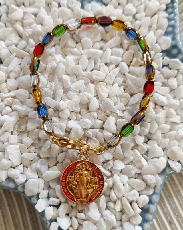 Pulsera San Benito Cristal  con Borde Dorado,