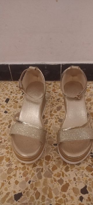 Sandalias doradas de cuña para verano