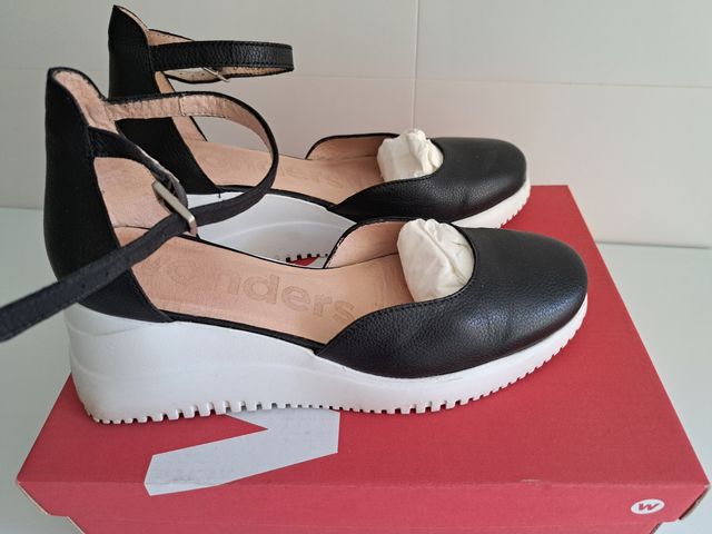 Zapatos Wonders Negros y Blancos
