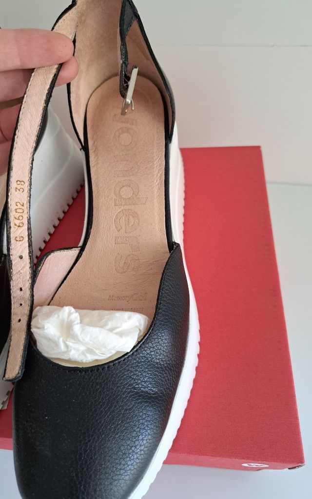 Zapatos Wonders Negros y Blancos
