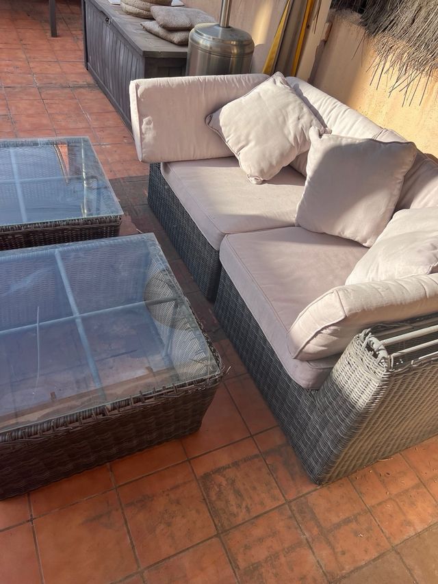 Sofá de exterior y mesa ratán y cristal