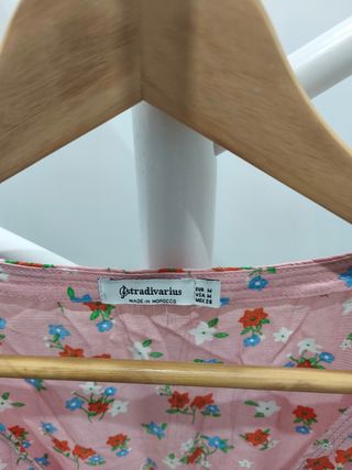 Vestido corto floral Stradivarius