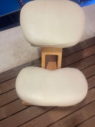 Silla ergonómica de madera y cuero sintético