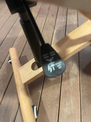 Silla ergonómica de madera y cuero sintético