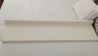 Estantería de pared blanca de madera