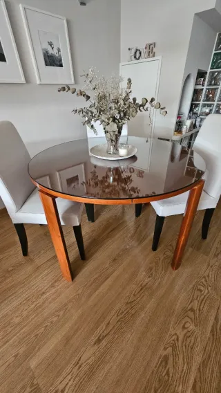 Mesa de comedor redonda de cristal y madera 