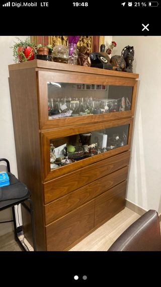 Buffet de madera y cristal