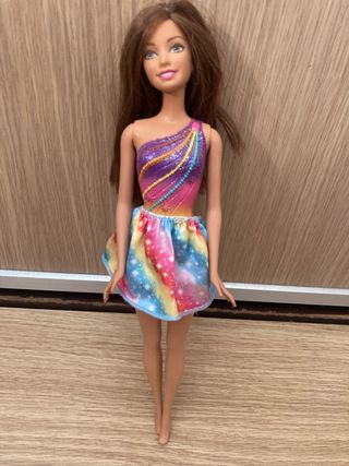 Muñeca Barbie con vestido arcoíris