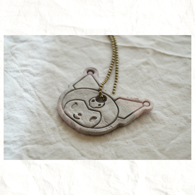 Colgante Artesano de Arcilla - Kuromi (Sanrio)