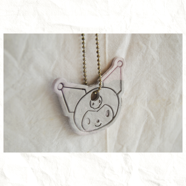 Colgante Artesano de Arcilla - Kuromi (Sanrio)