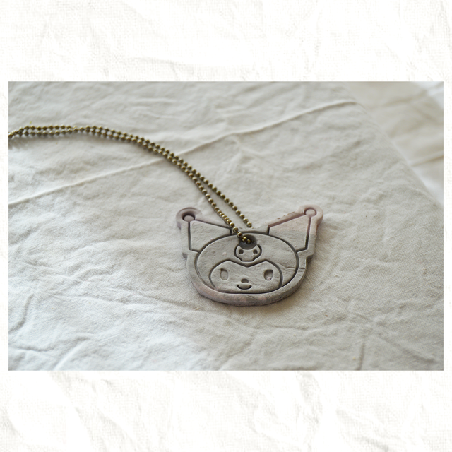 Colgante Artesano de Arcilla - Kuromi (Sanrio)