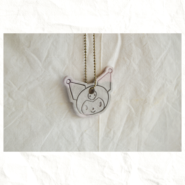Colgante Artesano de Arcilla - Kuromi (Sanrio)