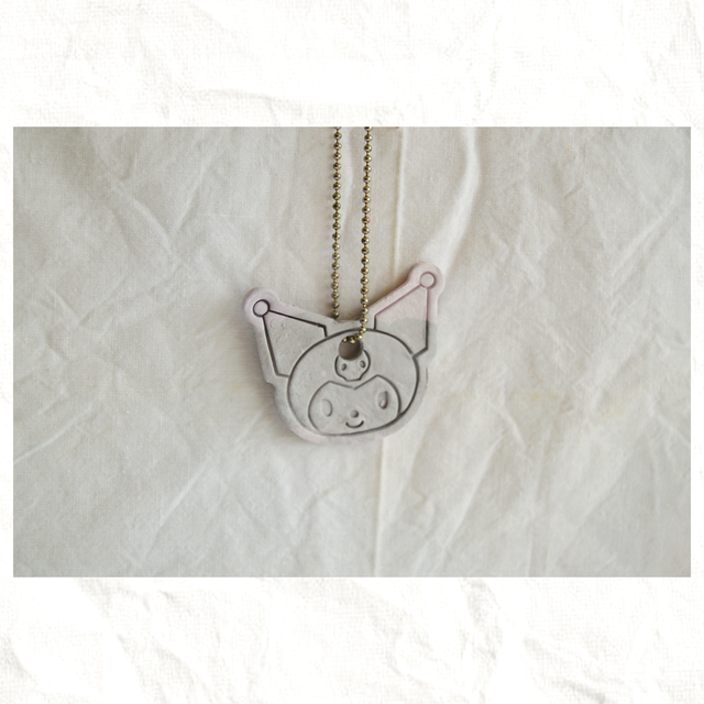 Colgante Artesano de Arcilla - Kuromi (Sanrio)