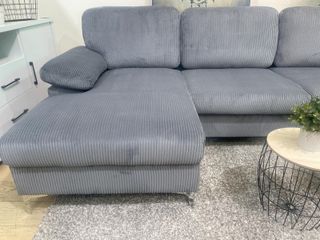 Sofá chaise longue gris nuevo con patas metálicas