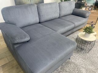 Sofá chaise longue gris nuevo con patas metálicas
