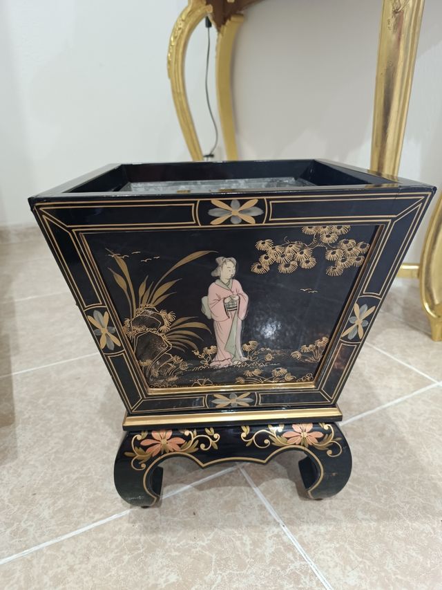 Jardinera oriental antigua