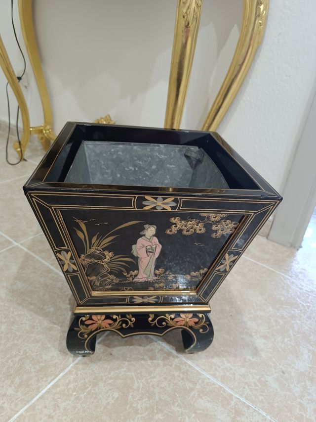 Jardinera oriental antigua