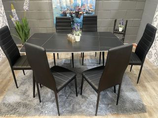Mesa de comedor negra con 6 sillas acolchadas