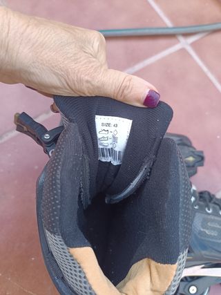 Patines en línea negros y dorados