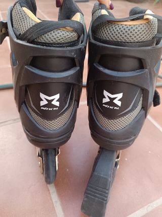 Patines en línea negros y dorados