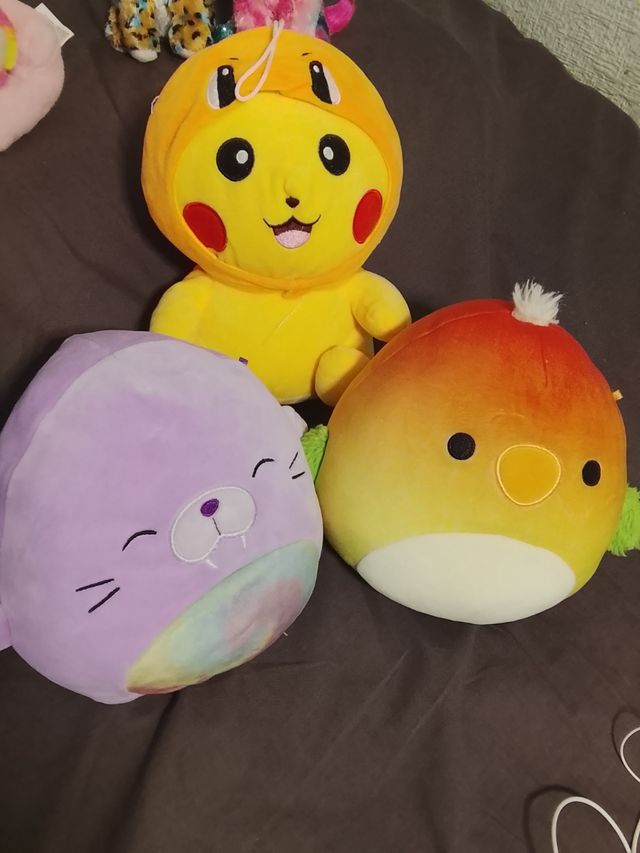 Peluche Pikachu y otros muñecos