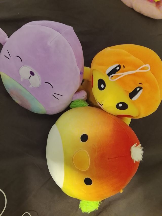 Peluche Pikachu y otros muñecos