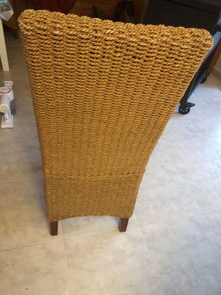 Silla de salón o terraza de mimbre