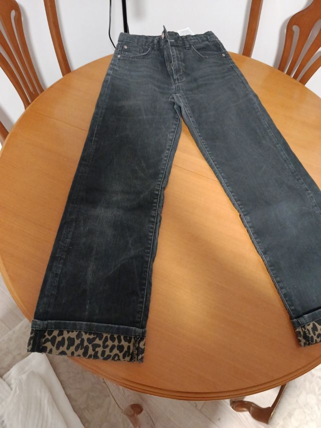 Pantalón vaquero negro con bajo leopardo