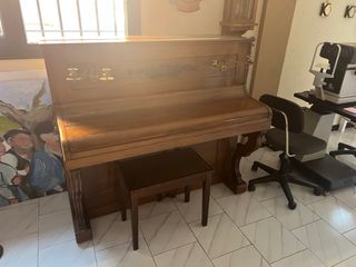 Piano antiguo de madera