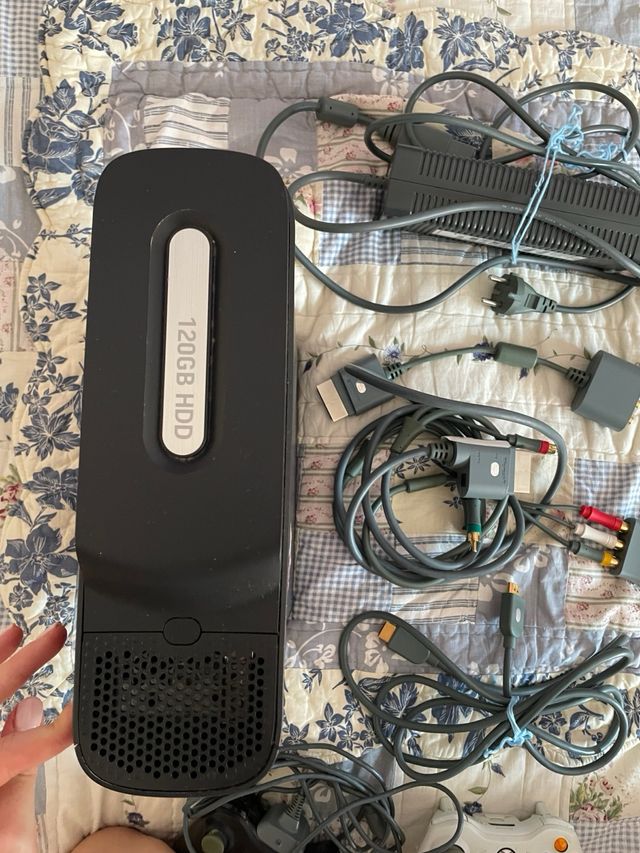 Xbox 360 con 1 mando y cables