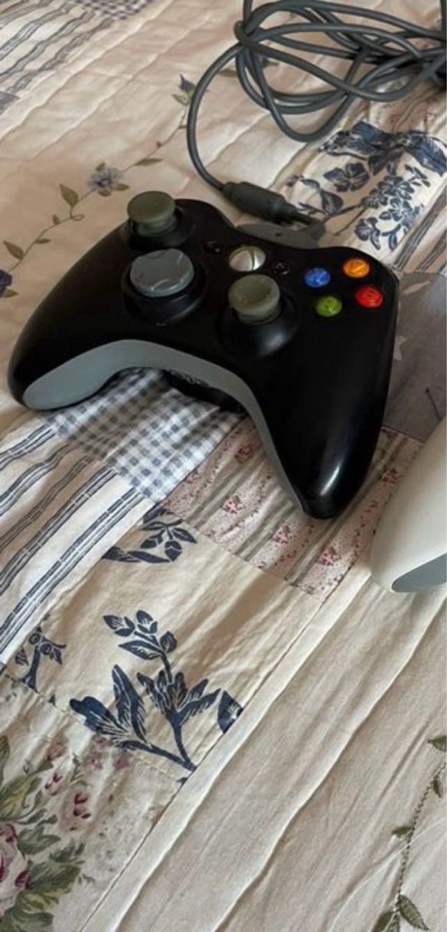 Xbox 360 con 1 mando y cables