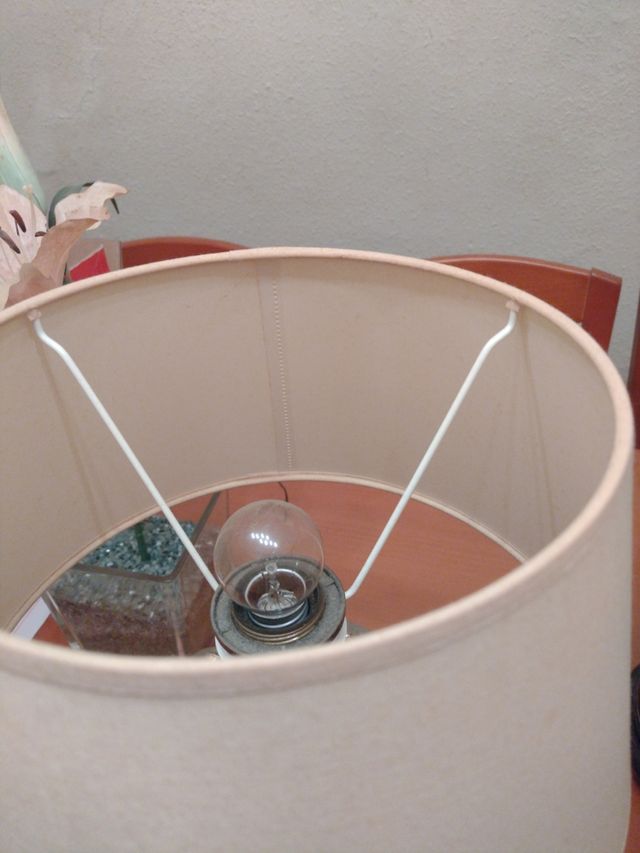 Lámpara de mesa beige y doradaNO HAGO ENVIOS