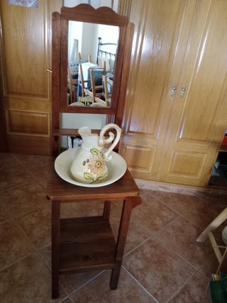 Aparador de madera con jarrón de cerámica