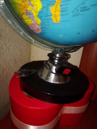 Globo terráqueo y lámpara