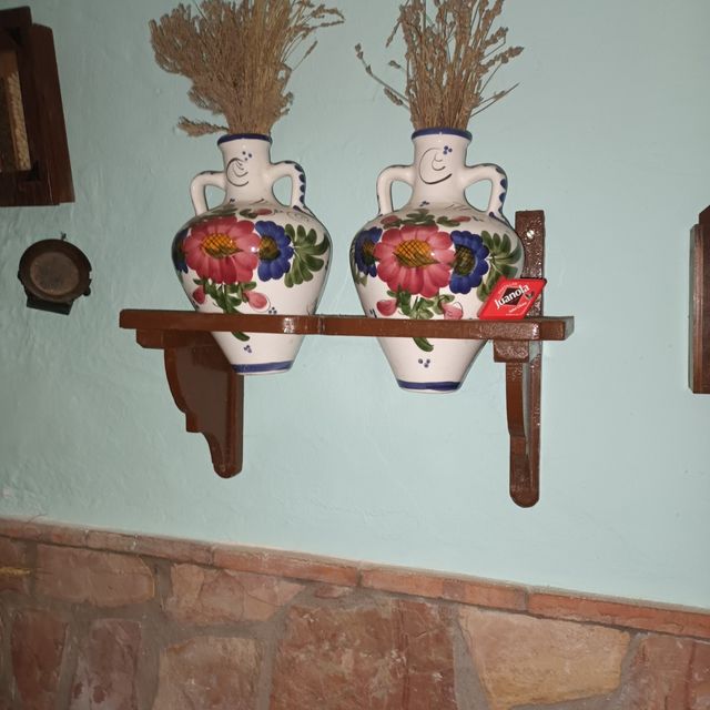 Jarrones de cerámica con flores pintadas