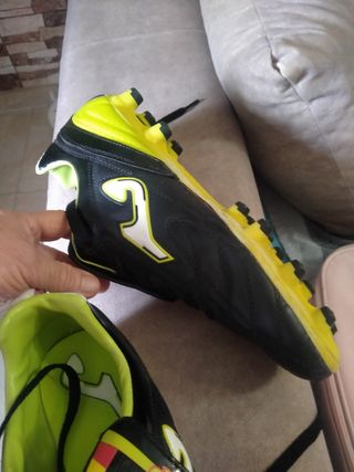 Botas de fútbol Joma negras y amarillas