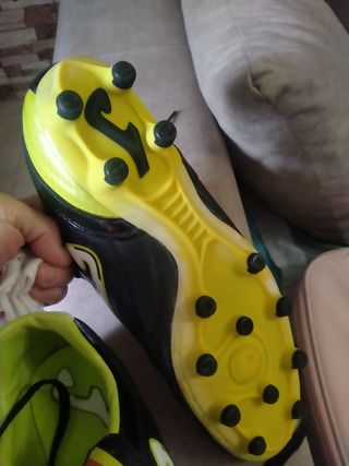 Botas de fútbol Joma negras y amarillas