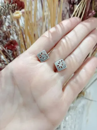 Pendientes Cuadrados con Diseño Floral de R14