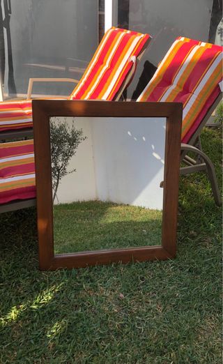 Espejo de pared con marco de madera
