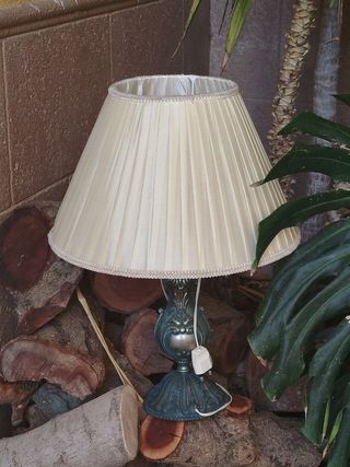 Lámpara de mesilla beige y verde azulado