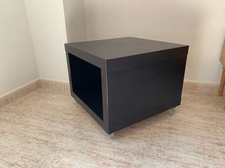 Mesa auxiliar negra con ruedas