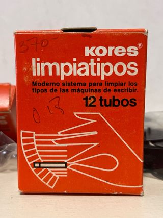 Kores Limpiatipos  + cinta maquina de escribir. 